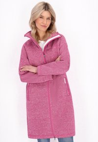 Cappotto lungo pink con chiusura a zip, colletto alto e due tasche laterali. Realizzato in tessuto testurizzato con un sottile motivo marmorizzato.