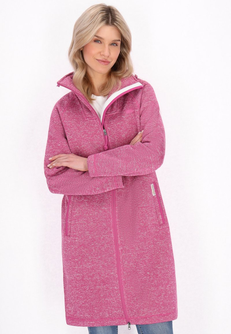 Cappotto lungo pink con chiusura a zip, colletto alto e due tasche laterali. Realizzato in tessuto testurizzato con un sottile motivo marmorizzato.