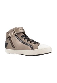 Zapatilla alta en taupe metálico con acentos negros, que presenta una cremallera frontal, ojales dorados y una puntera de goma blanca.