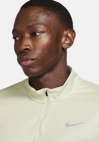 Nike Performance PACER TOP - Camiseta de manga larga - olive aura