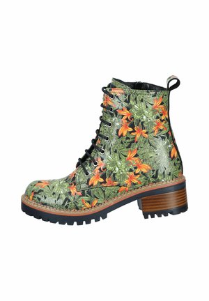 Schnürstiefelette mit klobigem Absatz, schwarzer Sohle und grünem Blumenmuster mit orangefarbenen Blüten.