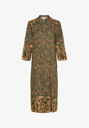 Grøn kjole med indviklede blomster- og bladmønstre i brun. Har krave, knapper ned foran og trekvartlange ærmer.