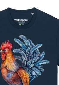 Navy-T-Shirt mit einem bunten Hahn- und blauen Feder-Design. Hergestellt aus Bio-Baumwolle, mit Rundhalsausschnitt und lockerer Passform.