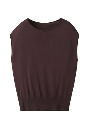 Bezrękawnik w ciemnym brązie wykonany na drutach, z okrągłym dekoltem i dopasowanym paskiem w talii, o prostej i gładkiej fakturze.