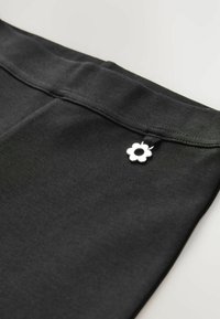 Unselected, black
