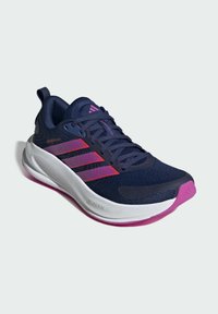Granatowe obuwie sportowe z przewiewną siateczką, fioletowymi i różowymi akcentami, amortyzowaną podeszwą i wyraźnym trzema paskami.