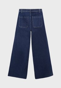 Jeans en denim bleu foncé à jambes larges avec une texture lisse, dotés de deux poches arrière et d'une taille classique.