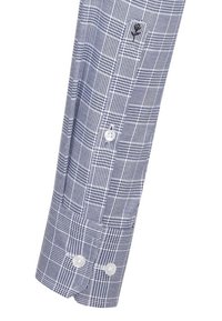 Koszula z długim rękawem z bawełnianej tkaniny w granatowo-białą kratę, z mankietem na guziki zapinanymi na dwa białe guziki oraz subtelnym detalem z logo.