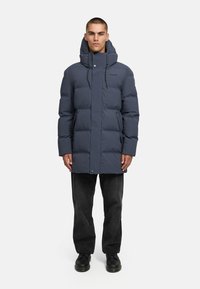 Mornarska puhovka s kapuco, ki ima zadrgo in pritisne zapiranje, stranske žepke, prešito vzorec in nastavljive vrvice.