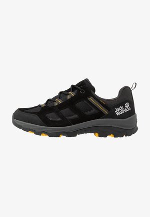 Zwarte wandelschoen gemaakt van suede en mesh. Heeft gele accenten, een stevige rubberen zool met diepe groeven en een verstevigde neus voor duurzaamheid.