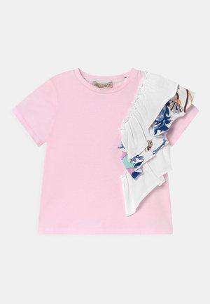 Lys rosa bomulds-t-shirt med en hvid flæsekant, der har farverige mønstre langs venstre side. Klassisk rund hals, korte ærmer.
