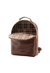 Sac à dos en cuir marron de forme arrondie, avec des fermetures éclair dorées et un intérieur à carreaux comportant de nombreux compartiments.