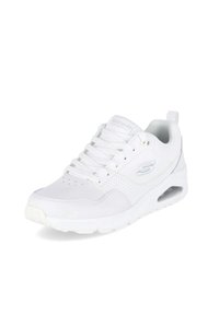 Baskets blanches avec une tige en cuir lisse, des détails perforés, un design à lacets et une semelle rembourrée avec une poche d'air.