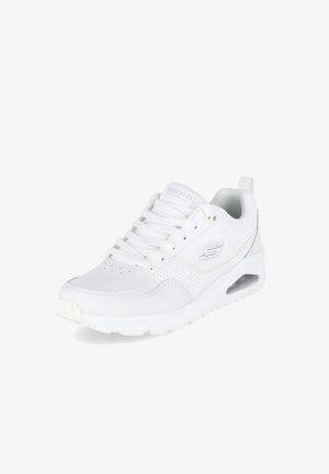 Baskets blanches avec une tige en cuir lisse, des détails perforés, un design à lacets et une semelle rembourrée avec une poche d'air.