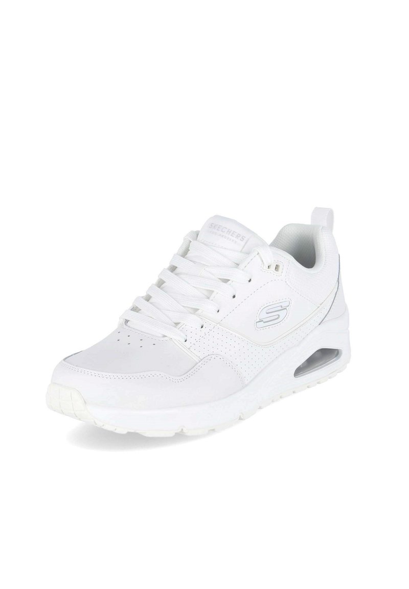 Baskets blanches avec une tige en cuir lisse, des détails perforés, un design à lacets et une semelle rembourrée avec une poche d'air.