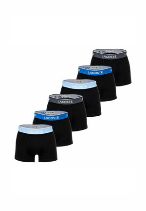 Schwarze Boxershorts mit einem blauen und grauen Lacoste-Logo-Bund. Verfügt über ein tailliertes Design, eine glatte Textur und eine reguläre Länge. Sechs Paare angezeigt.