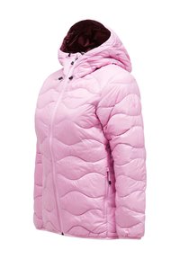 Giacca puffa rosa con un design a onda trapuntato, cappuccio, chiusura frontale con zip e dettagli in metallo neri. Tessuto esterno liscio.