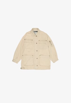 Béžová bunda s dlhým rukávom, štyrmi prednými vreckami s chlopňami, zapínaním na gombíky, golierom a vreckom so zipsom na ľavom rukáve.