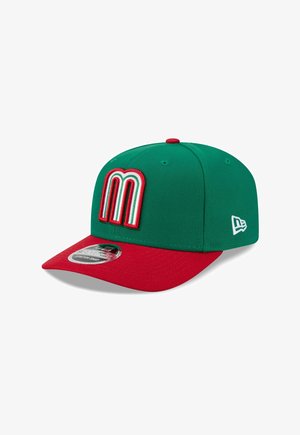 Grüne und rote Baseballkappe mit einem großen, in Weiß, Rot und Grün bestickten M auf der Vorderseite und einem weißen New Era Logo an der Seite.