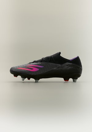 Chaussure de football noire avec crampons moulés et un logo stylisé rose et violet sur le côté, sur un fond clair uni.