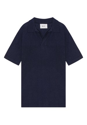 Polo blu navy a maniche corte con colletto aperto e tessuto morbido, steso piatto che mostra la vista frontale e l'etichetta NN.07 all'interno del colletto.