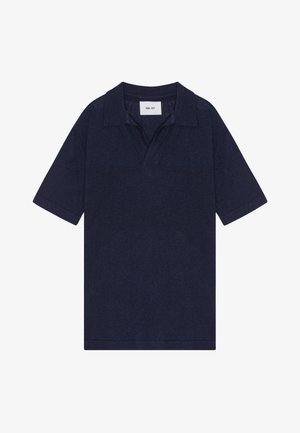 Polo blu navy a maniche corte con colletto aperto e tessuto morbido, steso piatto che mostra la vista frontale e l'etichetta NN.07 all'interno del colletto.