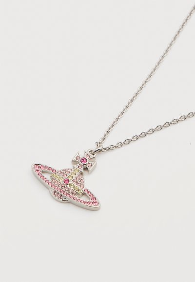 Ασημένιο κολιέ με μενταγιόν Κρόνου διακοσμημένο με ρόδινα και κίτρινα στρας, με περίτεχνη λεπτομέρεια και σχεδίαση αλυσίδας.