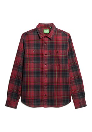 Camisa de cuadros en rojo y negro con mangas largas, cierre de botones en la parte delantera, dos bolsillos en el pecho y un cuello clásico. La textura de la tela parece suave.