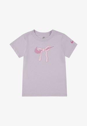 T-shirt di cotone lilla con maniche corte, scollatura rotonda e un design di fiocco ricamato rosa con un accento a swoosh sul davanti.