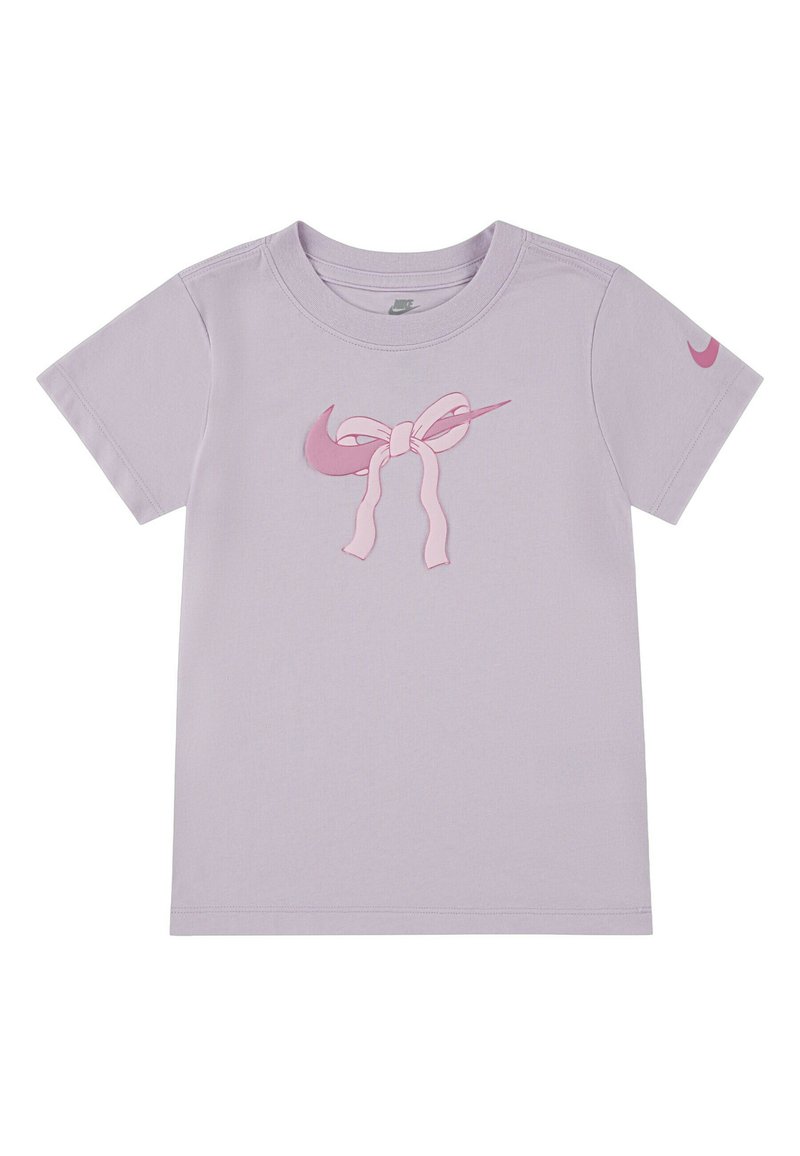 T-shirt di cotone lilla con maniche corte, scollatura rotonda e un design di fiocco ricamato rosa con un accento a swoosh sul davanti.