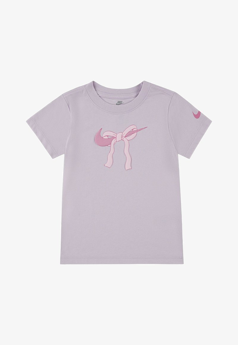 T-shirt di cotone lilla con maniche corte, scollatura rotonda e un design di fiocco ricamato rosa con un accento a swoosh sul davanti.