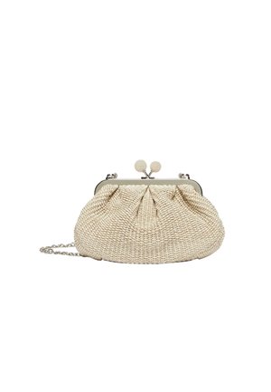 Clutch beige in tessuto intrecciato con chiusura in metallo argentato e tracolla a catena, forma arrotondata e due dettagli rotondi con pompon sulla chiusura superiore.