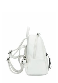 Sac à dos en cuir vegan blanc avec des sangles réglables, une fermeture éclair et un design vertical. Comprend des accents en métal noir et des poches latérales.