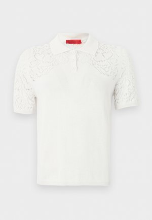 Tricou polo alb cu mâneci scurte, detalii din dantelă pe umeri și mâneci, cu fenta cu trei nasturi și etichetă roșie MAX&Co în interiorul gulerului.