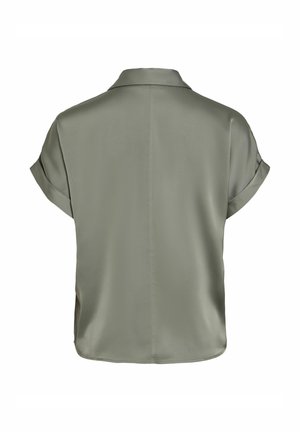 Olivengrøn satinbluse med korte ærmer, foldede manchetter og en enkel krave, vist bagfra på en hvid baggrund.