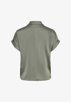 Olivengrøn satinbluse med korte ærmer, foldede manchetter og en enkel krave, vist bagfra på en hvid baggrund.