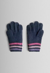 Adītas cimdi tumši zilā krāsā ar ribotu aproci. Aproce ir izrotāta ar rozā, gaiši rozā un violetiem svītrām. Aprīkoti ar piecām pirkstiem, kas nodrošina veiklību.