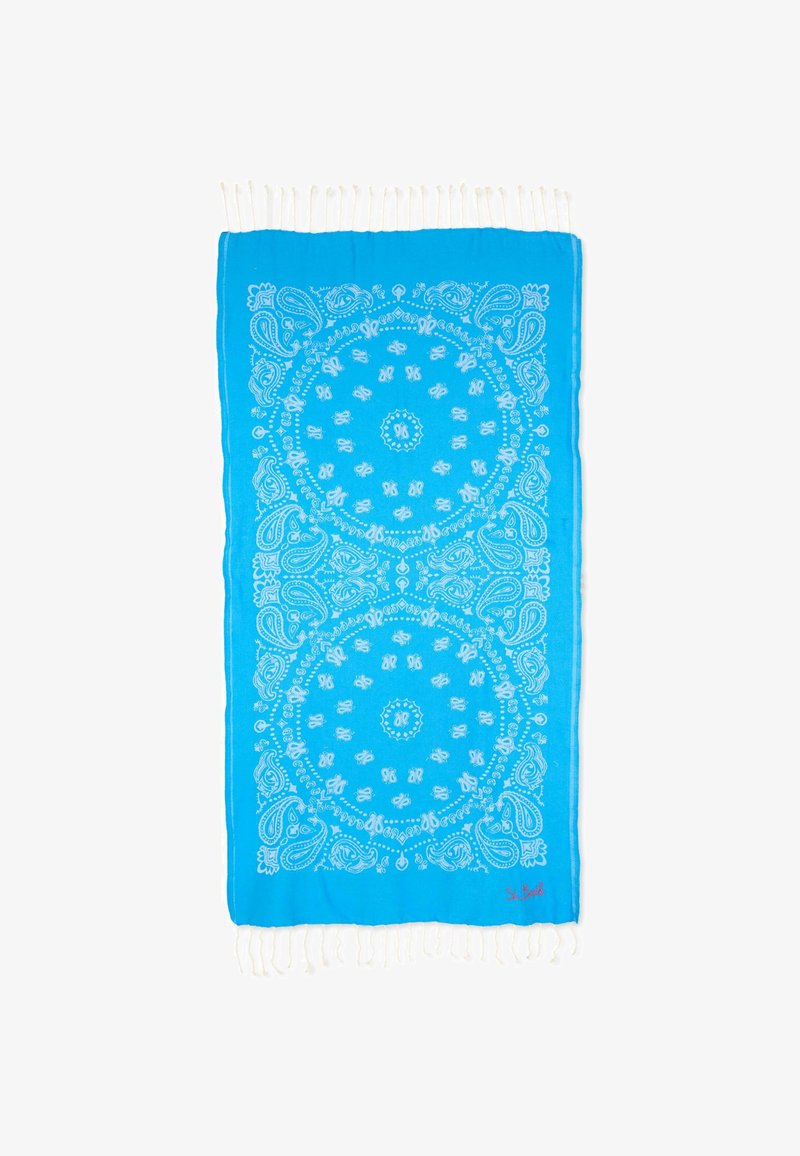 Écharpe rectangulaire bleu vif avec des motifs cachemire et circulaires blancs, bords frangés et une petite signature rouge dans le coin.