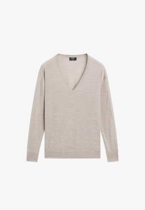 Jasnobeżowy sweter z dekoltem w serek wykonany z miękkiego dzianinowego materiału. Charakteryzuje się długimi rękawami i luźnym krojem z subtelną fakturą na całej powierzchni.