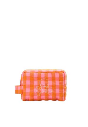 Bolsa rectangular blanda con patrón de cuadros en naranja y rosa, con un bordado de una calavera y huesos cruzados en blanco en el frente.