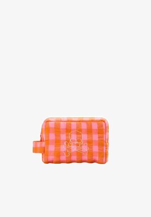 Bolsa rectangular blanda con patrón de cuadros en naranja y rosa, con un bordado de una calavera y huesos cruzados en blanco en el frente.