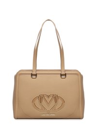 Borsa in ecopelle beige con doppi manici, forma rettangolare, logo in rilievo con accenti metallici e dettagli cuciti lungo i bordi.