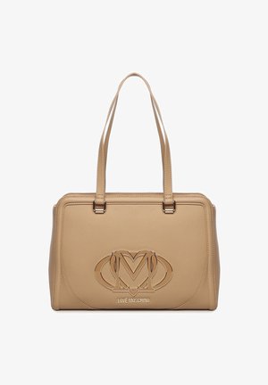 Borsa in ecopelle beige con doppi manici, forma rettangolare, logo in rilievo con accenti metallici e dettagli cuciti lungo i bordi.