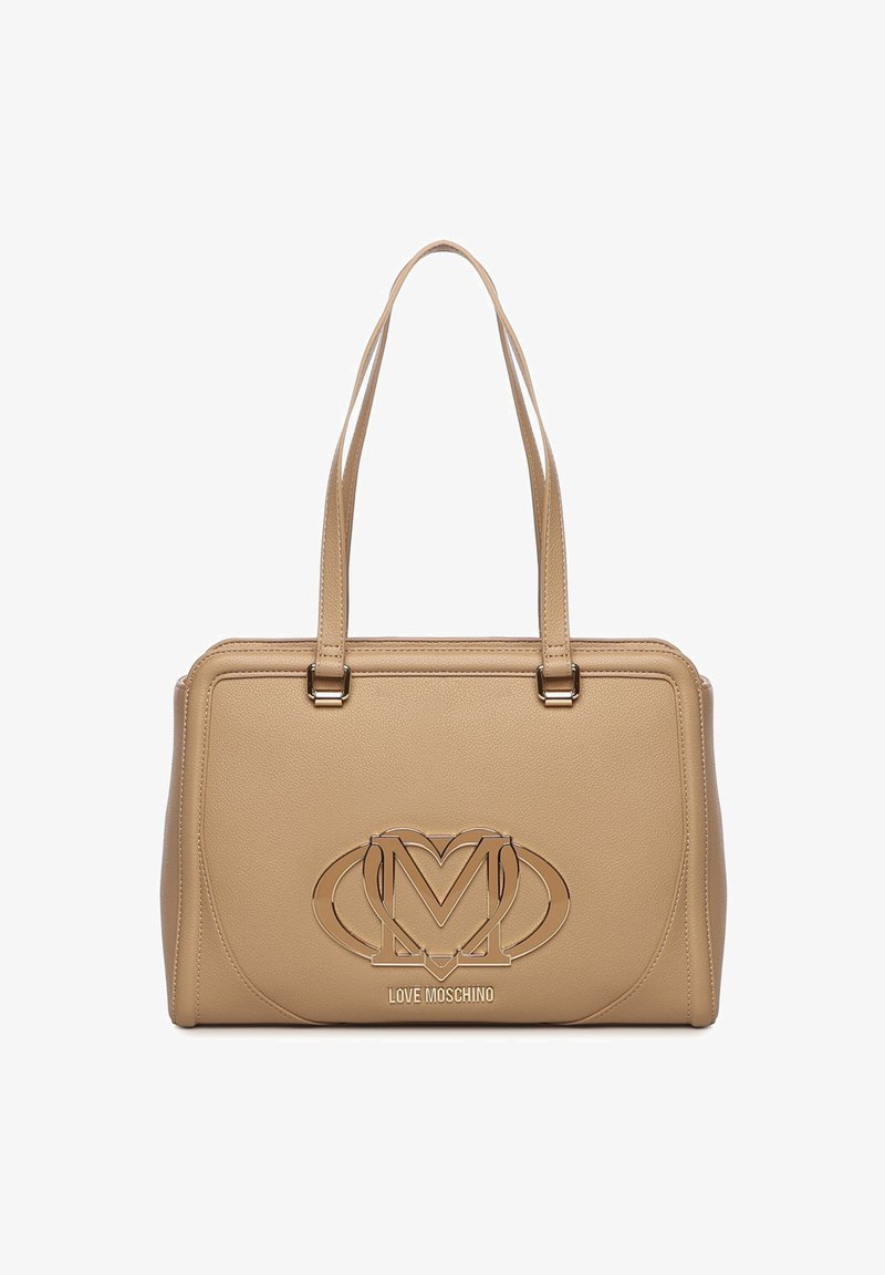 Borsa in ecopelle beige con doppi manici, forma rettangolare, logo in rilievo con accenti metallici e dettagli cuciti lungo i bordi.