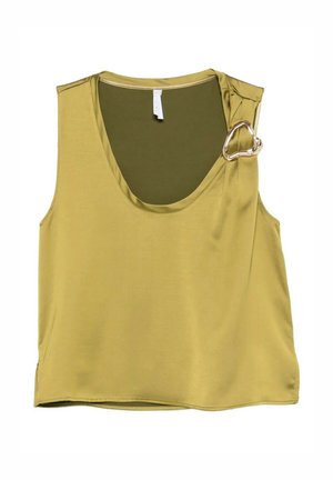 Top smanicato in satin verde oliva chiaro con scollo rotondo e dettaglio asimmetrico con fibbia metallica sulla spalla destra.