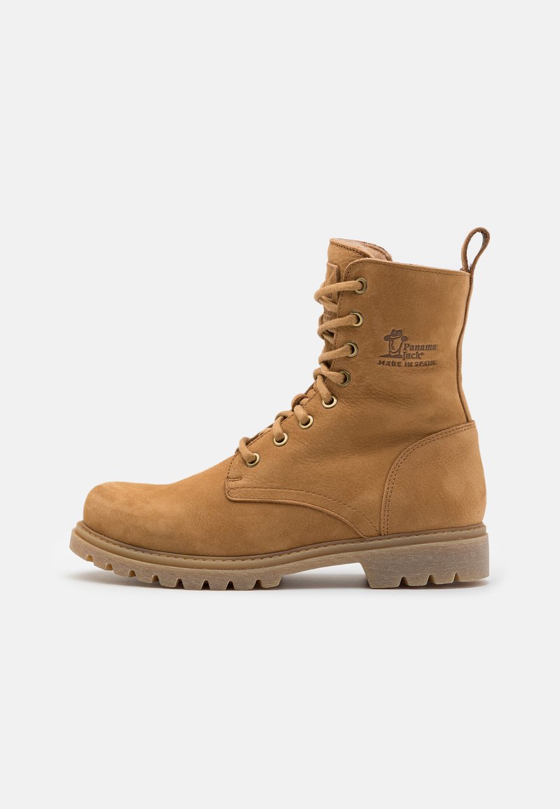 Bota ankle de couro tan com fecho de atacadores, bico redondo e sola robusta. Apresenta ilhós dourados e um logótipo no tornozelo exterior.