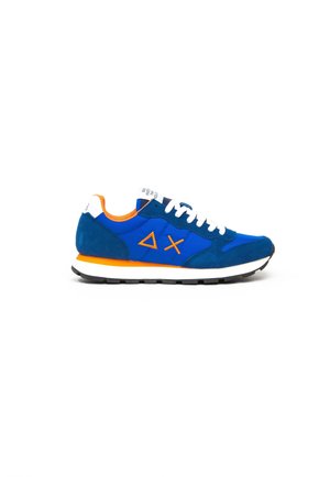 Baskets bleues et orange avec lacets blancs, logos géométriques sur le côté, semelle blanche et semelle extérieure noire, vues de profil sur fond blanc.