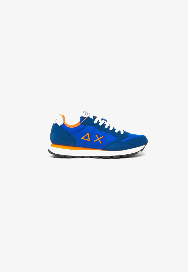 Baskets bleues et orange avec lacets blancs, logos géométriques sur le côté, semelle blanche et semelle extérieure noire, vues de profil sur fond blanc.
