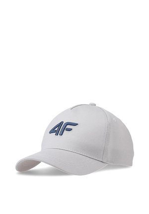 Biała czapka bejsbolowa z zakrzywionym daszkiem i niebieskim haftowanym logo "4F" z przodu, przedstawiona na jednolitym białym tle.