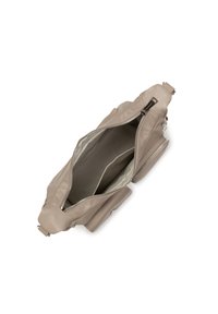 Borsa in pelle beige con apertura superiore con zip, interno foderato, tasche interne e superficie texturizzata. Presenta accessori in metallo e attacchi per la tracolla.